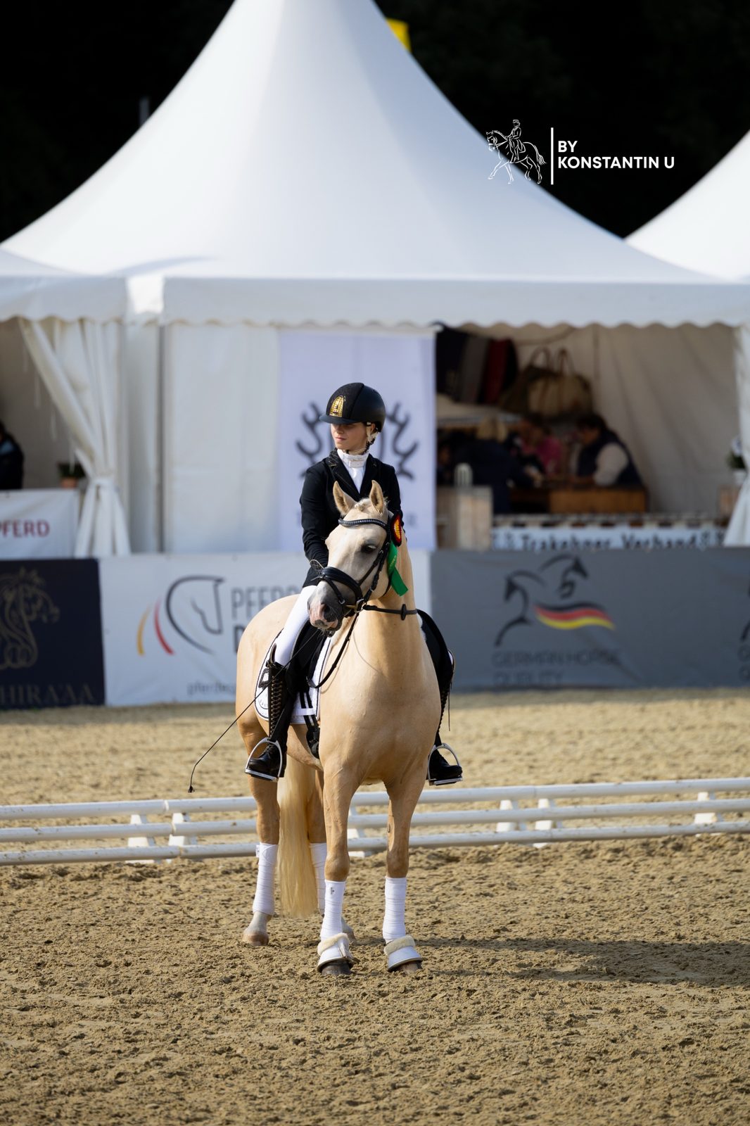 Janne auf dem Palomino-Pony Rohlsdorfs Diamante mit Schleife beim Bundeschampionat