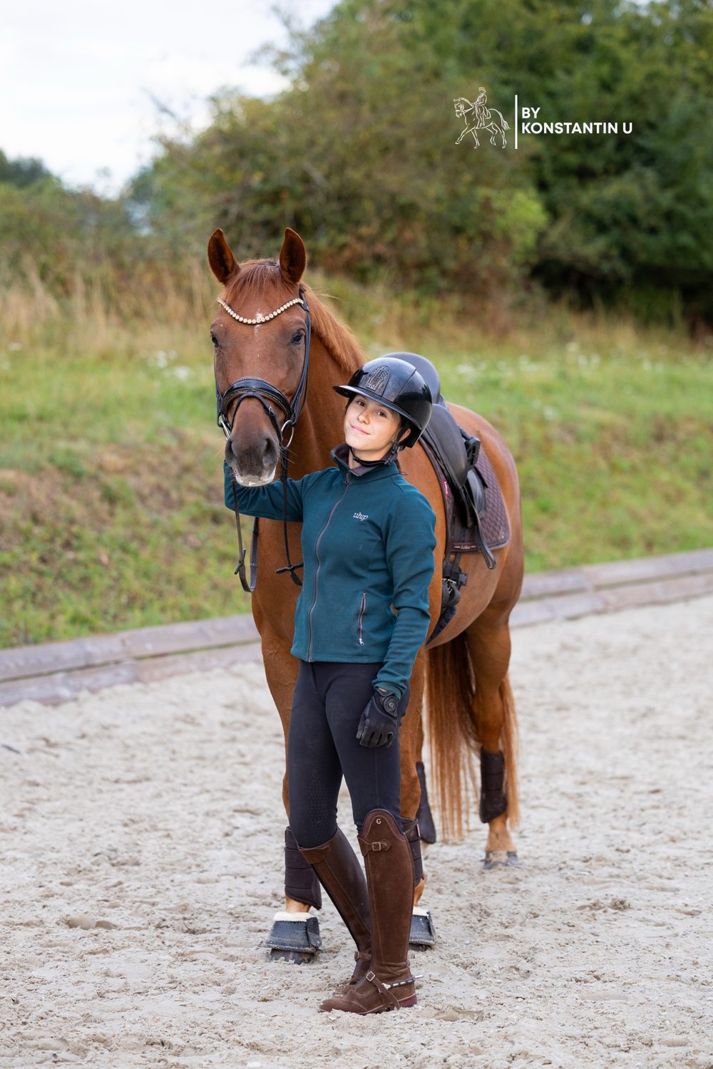 Janne Sommer mit ihrem Fuchs auf dem Reitplatz